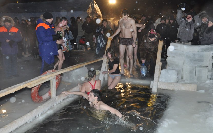 Без купаний В ночь на 19 января в Удмуртии пройдут традиционные купания приуроченные к православному празднику Крещения Господня Как сообщили в пресс службе регионального главка МЧС к этой дате в республике планируют оборудовать 43 купели годом ранее 54 При этом власти Ижевска в этом году не планируют организовывать купель в традиционном месте на городском пляже Это объясняют недостаточной толщиной льда на пруду Согласно рекомендациям по оборудованию мест для крещенских купаний толщина льда в месте устройства купели должна быть не менее 25 см Из за достаточно теплой декабрьской погоды толщина чистого льда на пруду в Ижевске едва достигает 10 см сообщили в пресс службе администрации города Ближайшие от столицы республики проруби для омовения должны организовать в селах Завьялово и Бабино деревнях Лудорвай и Хохряки Жителей призывают не купаться в необорудованных местах Обеспечивать безопасность купающихся будут более 450 человек Подписаться на нас Telegram MAX