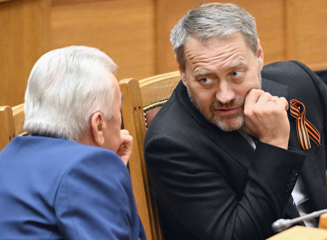 Бельский: Сервисы такси и каршеринга будут платить налоги в Петербурге Спикер Законодательного собрания Петербурга Александр Бельский заявил, что парламентарии будут добиваться уплаты налогов сервисами такси и каршеринга в городе. Он отметил, что эти сервисы создают нагрузку на дороги, а деньги уходят в другие регионы. «Бизнес скрипя, но идет нам навстречу. Если мы сможем найти и реализовать пути, по которым компании будут платить налоги в наш бюджет, то попробуем распространить это и на каршеринг»,— сказал господин Бельский. В Петербурге более 22 тыс. водителей такси. Для самозанятых планируют отменить требование о регистрации по месту жительства. Фото: Дмитрий Азаров, Коммерсантъ