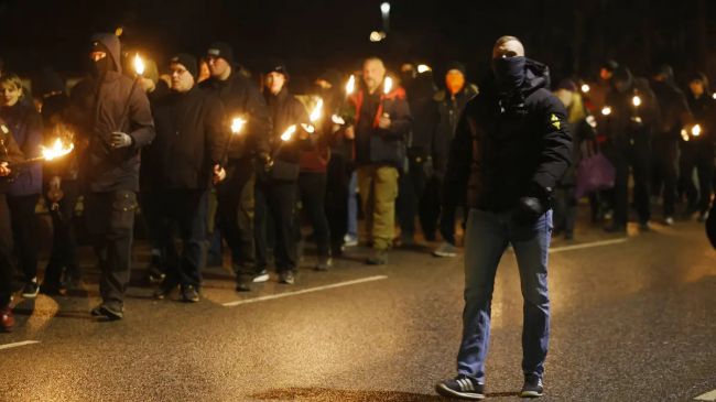 Первый за 15 лет нацистский марш прошел по соседству с Россией в Швеции В пригороде Стокгольма Салеме около 150 ультраправых с факелами прошли колонной первый подобный марш за десятки лет сообщает Sweden Herald Полиция сама выдала разрешение попытки муниципалитета его отменить провалились Были стычки задержания подано заявление о насильственных беспорядках Премьер Ульф Кристерссон поспешно заявил что в Швеции нет места антисемитизму и ксенофобии но факт проведения легального неонацистского шествия говорит об обратном подчеркнула в разговоре с Абзацем официальный представитель МИД Мария Захарова Швеция давно голосует против резолюции ООН о борьбе с героизацией нацизма и остается одним из самых активных европейских политических и военных спонсоров киевского режима Теперь последствия подобной толерантности видны уже на своих улицах Подпишитесь на Абзац TG VK Дзен MAX Rutube