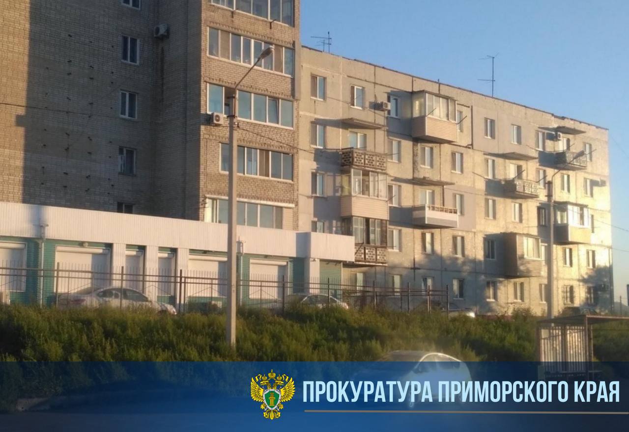 Директору управляющей компании в Находке грозит до 6 лет тюрьмы за падение подростка в шахту В сентябре 2024 года 13 летний мальчик сорвался в вентиляционную шахту дома 207 на улице Шоссейной после того как дверь на крышу была оставлена открытой Подросток получил тяжкие травмы Следствие установило что директор управляющей компании не обеспечила безопасность общего имущества Дело передано в суд Фигурантке грозит до 6 лет лишения свободы а также компенсация расходов на лечение и морального вреда пострадавшему Присылайте ваши фото и видео в наш телеграмм бот Deitaru
