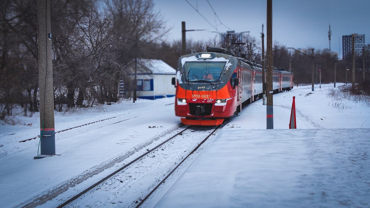 Электрички на востребованном направлении в Приморье станут вместительнее   В ответ на растущий пассажиропоток на маршрутах Владивосток Партизанск Находка в регионе решили увеличить составы пригородных поездов до шести вагонов Изменения вступят в силу с 31 января и затронут следующие рейсы 6401 6402 Владивосток Партизанск отправление в 18 40 6404 Партизанск Тихоокеанская отправление в 22 13 6403 Тихоокеанская Партизанск отправление в 05 28 6405 6406 Партизанск Владивосток отправление в 06 38 В пресс службе АО Экспресс Приморья отметили что увеличение числа вагонов важный шаг в рамках программы по улучшению транспортной доступности региона Источник express primorye vmfareast