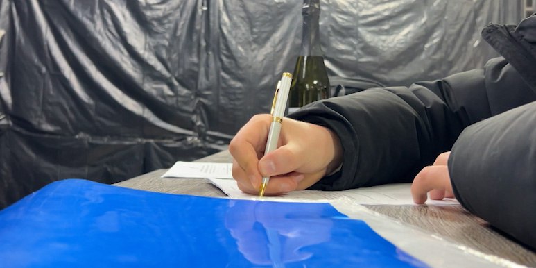 В Забайкалье с 1 сентября закрылось 420 алкомаркетов в многоквартирных домах С начала действия закона об ограничении реализации алкоголя в магазинах расположенных в многоквартирных домах в Забайкалье прекратили деятельность 420 торговых объектов Напомним региональным законом который вступил в силу с 1 сентября этого года также регламентировано время продажи алкоголя в объектах торговли ежедневно с 12 00 до 22 00 часов С 1 марта 2026 года в Забайкалье начнут действовать ограничения по времени продажи алкогольной продукции уже в объектах общепита с 23 00 до 12 00 следующего дня