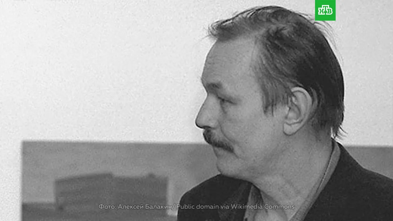 В Петербурге не стало Владимира Шинкарёва Известный российский художник идеолог и основатель арт группы Митьки умер накануне на 73 м году жизни от сердечной недостаточности За десять дней до этого в Москве завершилась его персональная выставка под названием Жизнь удалась посвященная последнему году существования выдающихся личностей в мировой истории Он успел проиллюстрировать Гомера Данте Гёте Пушкина Бабеля и Кафку Работы художника представлены в коллекциях Эрмитажа Русского музея Третьяковской галереи в частных собраниях в России и за рубежом О своем идеологическом расхождении с Митьками в марте 2008 года Владимир Шинкарёв говорил Всё хорошо вовремя Расставшись с тельняшкой ушанкой и навсегда вошедшим в петербургский фольклор митьковским сленгом художник отправился в одиночное плавание Его мрачные картины глубоко меланхоличны лишены шумной карнавальности Петербург в них не очевиден но всегда ощутим Шинкарёвские пейзажи это сдержанная палитра и любимый размер полотен 60 на 80 Обладатель премии Иосифа Бродского не стеснялся возрастного консерватизма и предпочитал работать на даче в Тарховке Подписаться на НТВ Петербург MAX