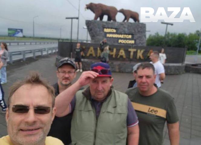 Хозяин холдинга «Афанасий» пропал на Камчатке в день землетрясения.   Глава крупного пивоваренного и агрохолдинга «Афанасий» Максим Ларин вместе с руководителем продуктового направления холдинга, компании ООО «Макларин» Вадимом Дешёвкиным и его сыном Денисом находились в регионе в командировке. В день землетрясения они отправились на рыбалку.   За несколько часов до выхода в Тихий океан делегация отправила фото у природного памятника «Три Брата» в Авачинской бухте. Вот уже почти трое суток связи с главой холдинга «Афанасий» и прочими из его группы — нет. В день их выхода в открытый океан сила подземных толчков составила 8,7 баллов.  «Отдельное правило, которого мы придерживаемся — перезагрузка без связи. Это обязательный элемент стратегического планирования. В такие периоды руководители отдыхают от текучки и фокусируются на будущих бизнес-целях. Поэтому отсутствие связи в данный ситуации — не проблема, а корпоративная фишка. Надеемся...  Мы волнуемся вместе с вами, но убеждены: наши коллеги скоро вернутся домой с выполненными делами и новыми проектами», — заявили на официальной странице холдинга.    Подписывайтесь, это Baza
