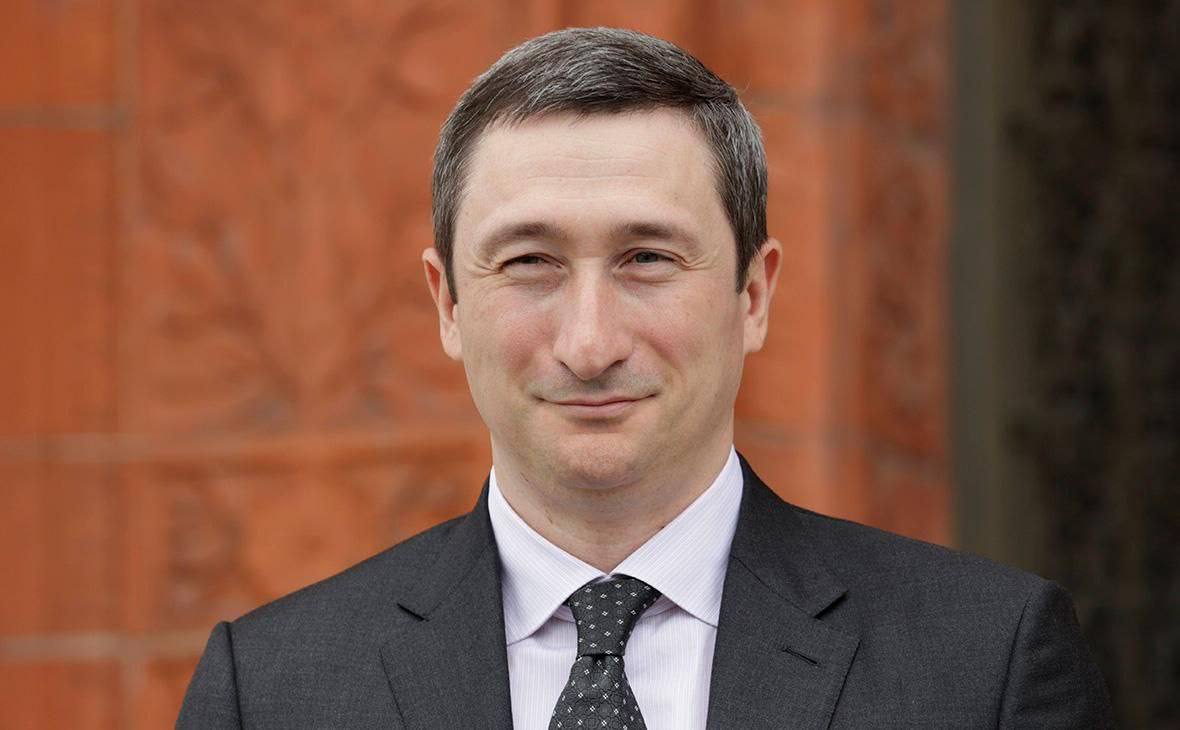 Министр национального единства Украины покинул страну, сбежав с деловой поездки в Австрии Вице-премьер и министр национального единства Украины Алексей Чернышев не вернулся в Киев после деловой поездки в Австрию. Несколькими днями ранее Национальное антикоррупционное бюро Украины НАБУ и специализированная антикоррупционная прокуратура САП задержали двух близких соратников вице-премьера, один из которых пытался покинуть страну. На момент предъявления подозрений Чернышев находился за границей. Эти события происходят на фоне неожиданного назначения Руслана Кравченко на должность генерального прокурора Украины, что может оказать влияние на расследование, касающееся Чернышева. Эксперты отмечают, что вице-премьер тесно связан с руководством страны и принимал участие в закрытых встречах с Владимиром Зеленским и Андреем Ермаком. Кроме того, Чернышев считается одним из самых состоятельных чиновников Украины.
