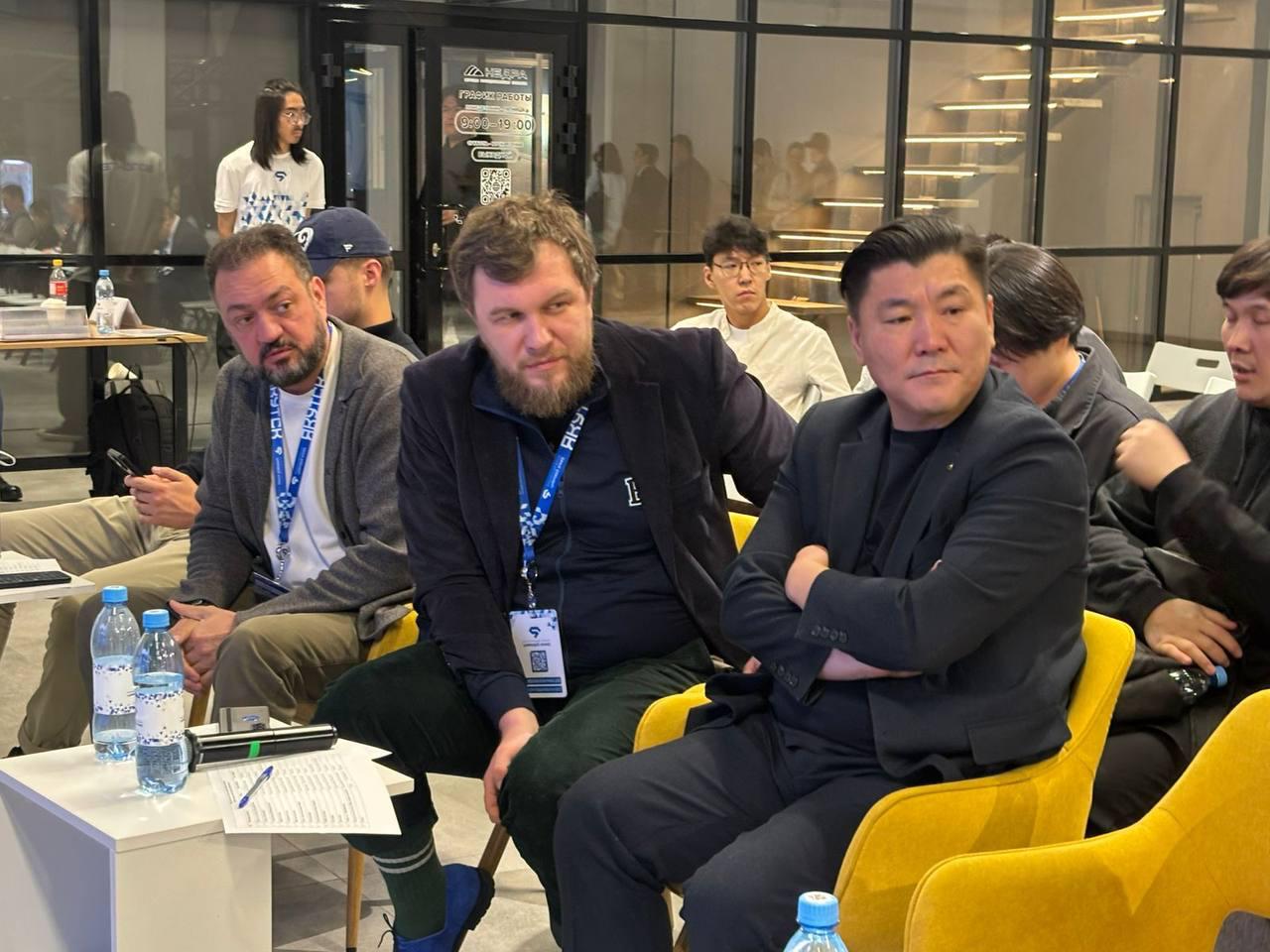 В Якутске представили фильмы будущего и анонсировали создание кинофонда В Якутске прошел масштабный шоу кейс республиканского кинематографа Режиссеры продюсеры показали тизеры будущих хитов от хорроров в замкнутом пространстве до супергеройского экшена Мероприятие прошедшее в формате питчинга собрало на одной площадке создателей фильмов продюсеров и федеральных экспертов Главной целью встречи стала презентация новых картин и открытый диалог о стратегиях выхода якутского феномена на новые рынки Ключевым событием шоу кейса стал анонс создания специализированного инструмента поддержки отрасли Уже в следующем году в республике появится собственный фонд кино и анимации который будет поддерживать фильмы на стадии пост продакшена Всего на суд экспертов было представлено 15 проектов на разных стадиях производства Жанровый разброс подтвердил что якутское кино давно вышло за рамки стандартных сюжетов Особое внимание привлек проект Тохсус Девятый режиссера Василия Слепцова Продюсер Аполлинария Дегтярева описала картину как триллер с элементами философии действие которого разворачивается в одной локации По сюжету следователь и пассажиры автобуса 9 вынуждены остановиться в придорожном кафе где при загадочных обстоятельствах начинают погибать один за другим Это что то вроде Десяти негритят где мы будем расследовать человеческие грехи отметили авторы проекта Любителей экшена ждет драма Снежный путь режиссер Эр Санаа Ох Хотор Создатели обещают зрелищные заезды на автомобилях грязевые гонки позиционируя фильм как смесь спортивного жанра и боевика В блоке авторского кино выделился документальный проект Костер на снегу продюсера Семена Аманатова Это история о могильщике которую авторы сравнивают с древнегреческой трагедией о жизни смерти и судьбе Картина уже готовится к фестивальному прокату Оценивали потенциал якутских блокбастеров представители крупнейших платформ и технологических компаний Среди представленных проектов также были отмечены новые работы уже известных в индустрии имен в том числе проект Пентхаус от продюсера Степана Бурнашева Также был отдельно отмечен сериал в популярном жанре Антология якутского хоррора Алексея Аммосова Эксперты сошлись во мнении что якутское кино сохраняет уникальную идентичность но при этом стремительно осваивает новые технологии и жанры готовясь к масштабной экспансии на федеральные экраны