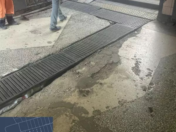 В подземном переходе на Ленина в Ростове вернут решетку ливневки. Для безопасного передвижения в подземке на время ремонта установили временную решетку.