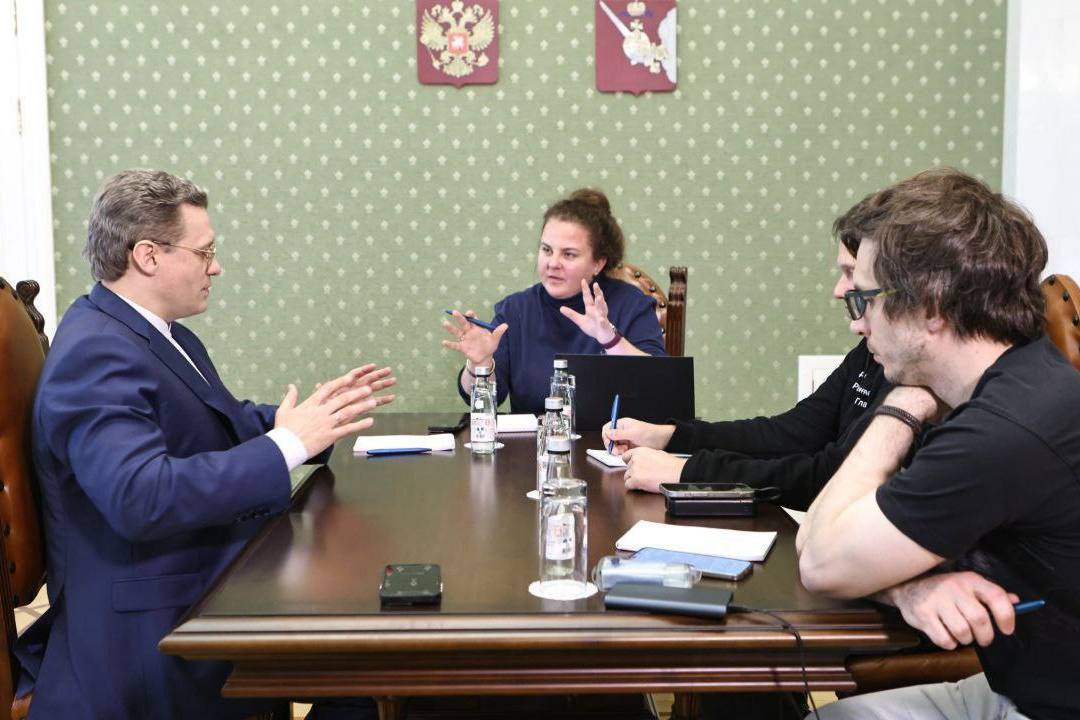 Георгий Филимонов призвал «Северсталь» к конструктивному диалогу и предложил руководству металлургического комбината «зарыть топор войны». «Пользуясь случаем, передаю моим коллегам привет и еще раз подчеркиваю, что наши двери для них открыты. Пора бы им зарыть топор войны и трудиться на благо людей, на вологжан, а не только во имя извлечения прибыли и сверхдоходов. Я настроен миролюбиво, созидательно и конструктивно, но не спускаю с рук нашим визави те или иные слова или шаги, которые противоречат логике партнерства», - отметил Георгий Филимонов. В качестве условий для конструктивного общения губернатор назвал открытость к диалогу, поддержку патриотических идей, участников СВО и членов их семей.