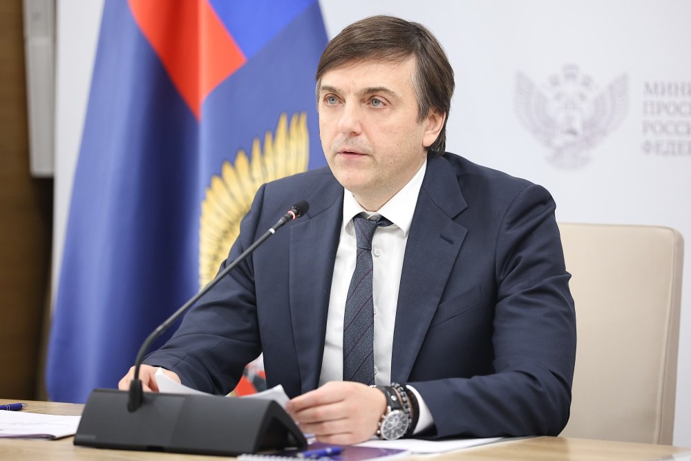 Сергей Кравцов вошел в состав оргкомитета по реализации Программы поддержки и развития молодежного творчества Студвесна Распоряжением Правительства Российской Федерации образован организационный комитет по реализации Программы поддержки и развития молодежного творчества Студвесна Российская студенческая весна Соответствующее распоряжение подписал Председатель Правительства РФ Михаил Мишустин Документ опубликован на Официальном портале правовой информации