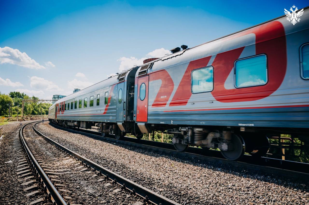 Пригородные железные дороги Донбасса и Новороссии объединят в одну компанию В 2026 году на территориях Донбасса и Новороссии начнет работу единая государственная компания по пригородным железнодорожным перевозкам Решение направлено на оптимизацию и развитие пассажирского сообщения в регионах Единый оператор будет создан на базе государственного предприятия Донецкая железная дорога Как сообщается в ТАСС в настоящее время ведется оформление всей необходимой разрешительной документации и правоустанавливающих договоров Новая компания возьмет на себя организацию пригородных перевозок в Донецкой и Луганской Народных Республиках а также в Запорожской и Херсонской областях Это позволит унифицировать и повысить качество транспортных услуг для населения Сайт ВК ОК MAX Администрация Херсонская область VGA Kherson SALDO VGA