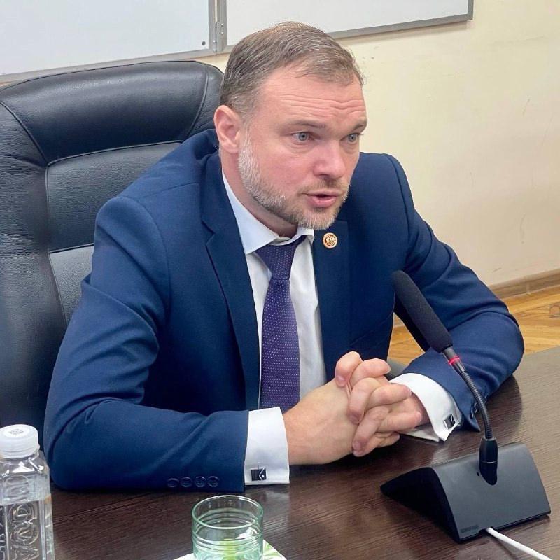 В Совбезе заявили, что игрушки – вопрос национальной безопасности Член президиума научно-экспертного совета Совбеза Николай Лишин считает, что игрушки должны пропагандировать традиционные ценности и ориентироваться на президентский указ о «духовно-нравственных ориентировках». Он предложил производителям составлять чек-листы: какие именно ценности несёт каждая игрушка. «Единство ценностей – это единство народа», – заявил Лишин. «Если люди исповедуют одни ценности, то им много объяснять не надо. Они будут двигаться в одну сторону». Подписаться Помочь RusNews