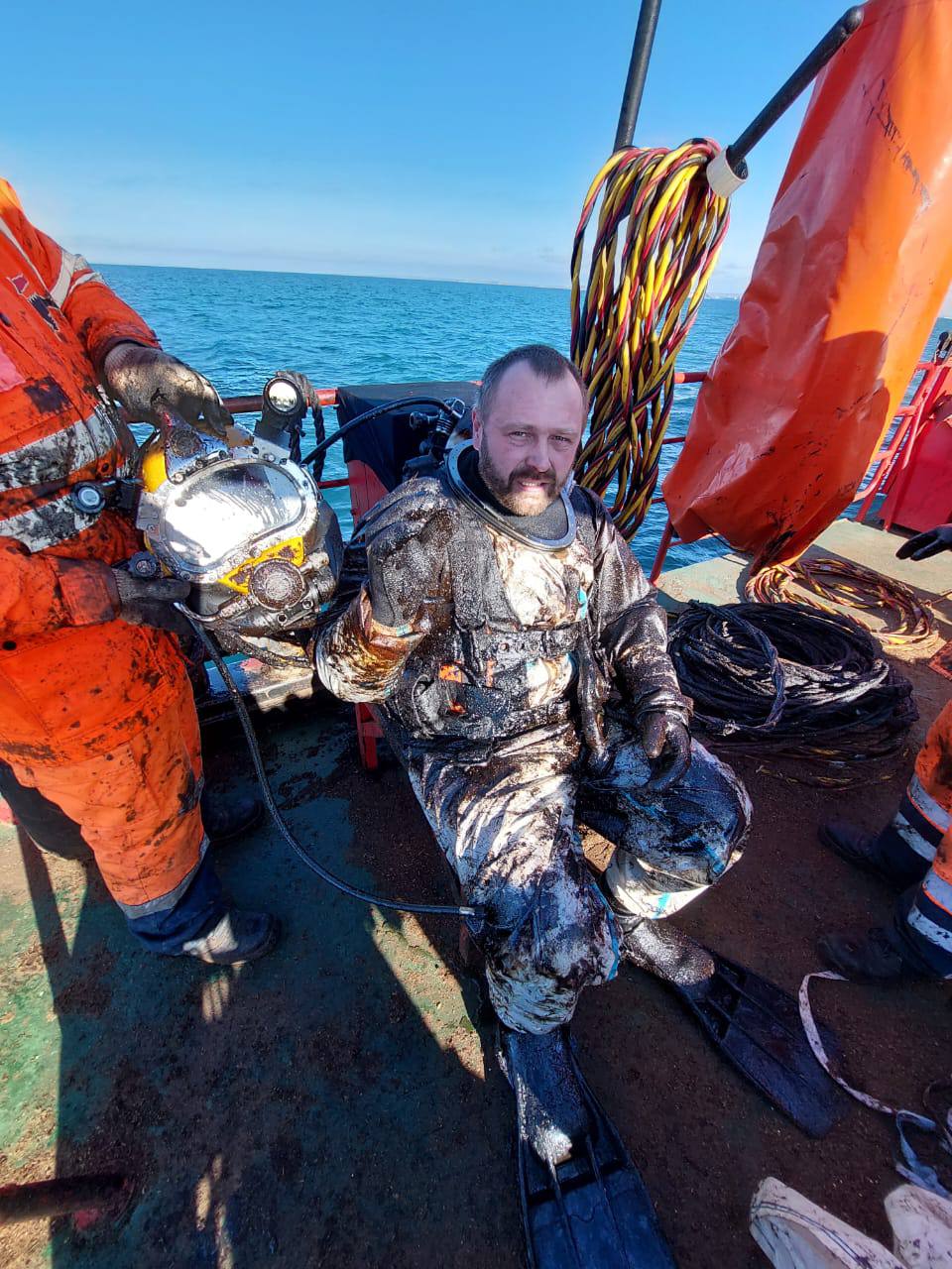 Водолазы ФГБУ «Морспасслужба» обследуют кормовую часть танкера «Волгонефть 212».   20 января были проведены водолазные спуски, результаты которых предоставили необходимую оперативную информацию для определения дальнейших шагов по подъему затонувшей части судна «Волгонефть 212».   В ходе водолазных работ:    Проведены замеры остаточных толщин наружной обшивки корпуса судна по левому борту. Объём замеров охватывает участок от 172 до 103 шпангоутов.    Измерения выполнены по вертикали на 12 профилях.    На каждом профиле сделано по 3 замера.      Выхода мазута не обнаружено.   Сегодня, 21 января, с наступлением светлого времени суток, РВК «Водолаз Кузьминых» отправился в район затопленной кормовой части «Волгонефть 212». Работы по замеру остаточных толщин внешней обшивки корпуса судна продолжаются.