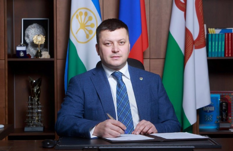 Ратмир Мавлиев в топ-5 национального рейтинга мэров По исследованию Центра «Рейтинг» и Финансового университета за июнь-июль 2025 года, мэр Уфы занял 4-е место. Высокая оценка связана с ремонтом тротуаров, улучшением инфраструктуры окраин, решением транспортных проблем и социальной активностью — акцией «Ищу человека» и открытием центра «ПроДобро» в рамках проекта «Уфа добрая». Также сотрудники Центра и Финуниверситета отметили активную позицию мэра в поддержке гуманитарных миссий и международных связей, включая визит в Луганск и организацию Дней Минска в Уфе. Это шестой подряд выход Мавлиева в топ-5 рейтинга.