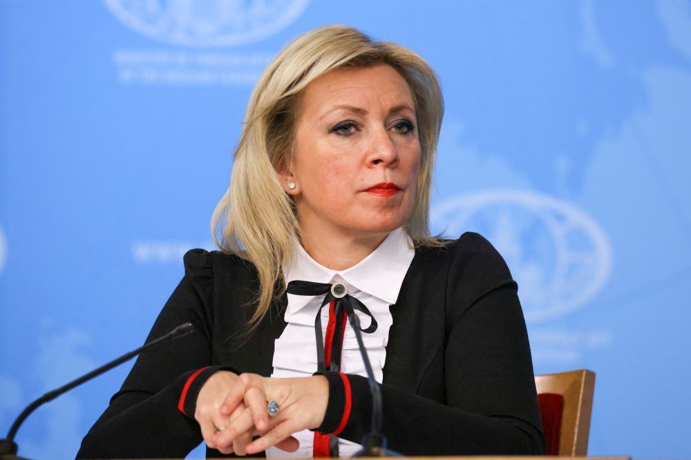 Официальный представитель МИД РФ Мария Захарова прокомментировала заявление президента Франции Эмманюэля Макрона о том, что на Украине на карту поставлена безопасность всей Европы. "Несите салфетку", - пошутила дипломат в своем Telegram-канале. Напомним, ранее в Сети появилось видео из купе поезда, где Макрон при появлении журналистов быстро убирает со стола похожий на сверток предмет и прячет его в карман. А новый канцлер ФРГ Фридрих Мерц в это время прикрывает рукой некий продолговатый предмет. Пользователи предположили, что европейские лидеры прячут наркотики и приспособление для их употребления. Позже Елисейский дворец заявил, что французский президент на видео просто убирает обычную салфетку. А публикации СМИ на эту тему там назвали "фальшивыми новостями", которые якобы распространяют "враги" Франции. Фото: Владимир Гердо/ТАСС