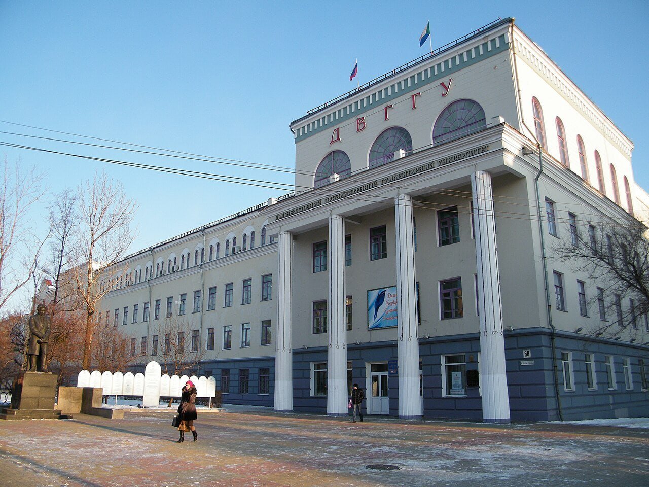 Пединститут ТОГУ включили в список памятников архитектуры  Статус памятника архитектуры защищает здание от самовольной перестройки конструкций, перепланировки и так далее. Ремонтировать его имеют право  только специализированные организации и под надзором контрольных органов.   В здании современного ПИТОГУ с 1940 по 1942 год учился Герой Советского Союза Евгений Дикопольцев. Снести задние с охранным статусом не получится.  Все новости Дальнего Востока — на ЯДВ