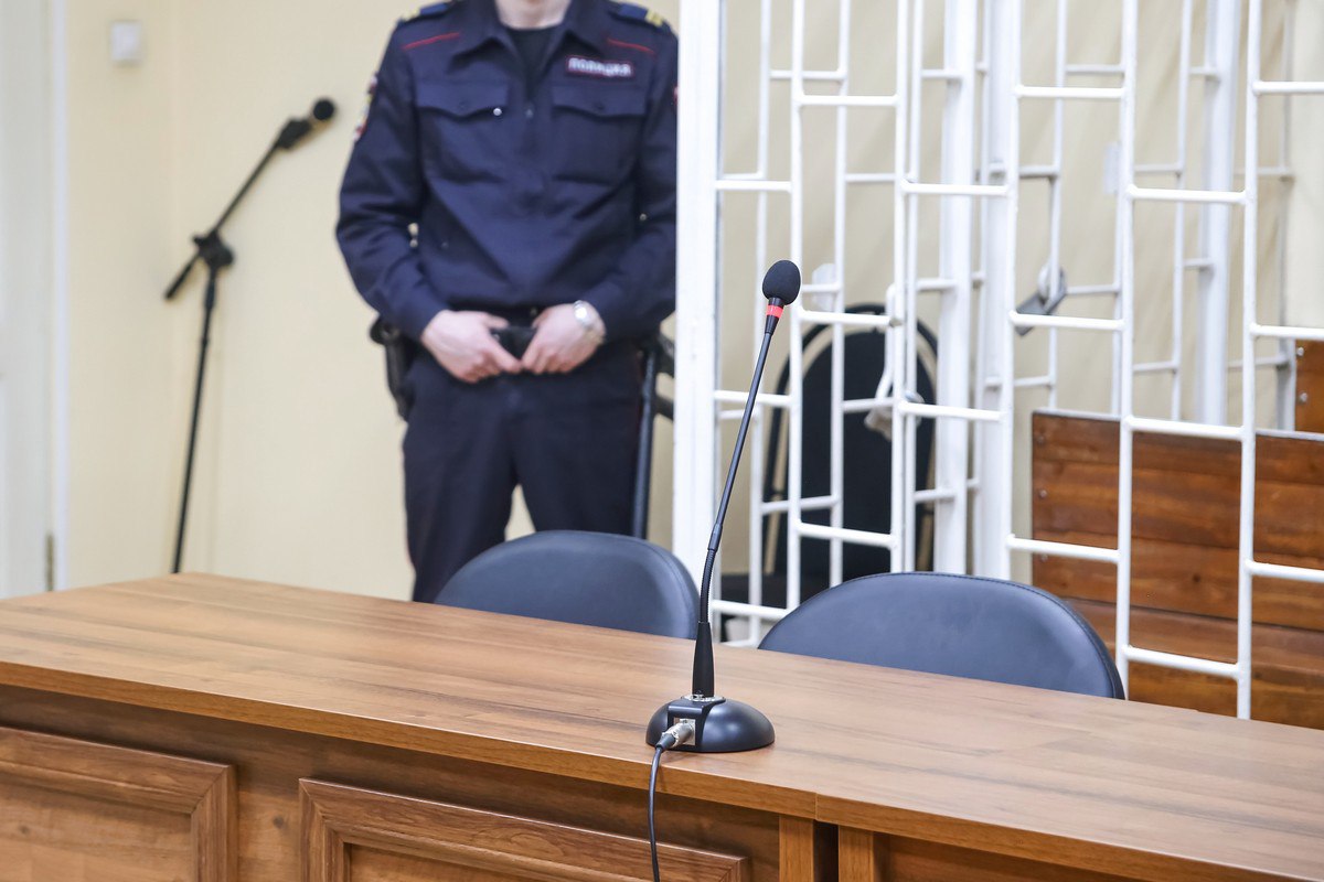 В Сосновоборске 41-летняя мать подговорила свою дочь оформить кредит на знакомого без его согласия. Следуя указаниям матери, девушка взяла телефон мужчины, его паспорт – вошла в мобильное приложение и организовала 961 тысячу рублей. На эти деньги они купили автомобиль и продукты питания.   Когда следователи начали погружаться в подробности, выяснили, что женщина многие годы тиранит двух своих дочерей, помимо старшей есть еще 8-летняя девочка. Мать систематически избивает их, не исполняет родительские обязанности.