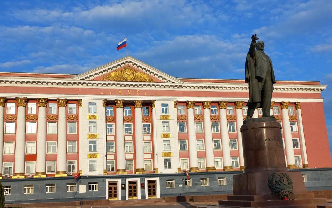 Политолог Слатинов назвал очередную смену курского министра финансов «кадрово-финансовой аномалией» В кадровой политике правительства Курской области нарастает тревожная тенденция – произошла четвертая смена руководителя министерства финансов за последние полгода. 12 июля исполняющей обязанности главы ведомства назначена Алла Сивцева, ранее занимавшая пост заместителя министра. Курский политолог Владимир Слатинов открыто выразил удивление отсутствием объяснений столь частых перестановок. «Пора бы внятно объяснить причины возникшей «курской кадрово-финансовой аномалии». Потому что вопросов, пока непублично задаваемых в региональной политико-управленческой среде к этому странному явлению все больше!» – отмечает Слатинов. Курские телеграм-каналы предполагают, что масштабные кадровые чистки используются для продвижения «своих людей» на ключевые позиции. Жители отмечают абсолютную непрозрачность принятия решений и отсутствие официальных комментариев, что усиливает слухи о личной заинтересованности и кумовстве среди чиновников. По информации сразу нескольких источников, реальной целью кадровой зачистки является посадить на пост министра финансов Веру Борик, которую называют племянницей врио первого вице-губернатора Александра Чепика. Сейчас она занимает должность замминистра образования по финансам, однако якобы уже готовится кадровый плацдарм для ее назначения. Местные управленческие кадры, по мнению наблюдателей, дискредитируются целенаправленно. Параллельно поступают сообщения о продвижении другого возможного родственника Чепика – Эдуарда Сенникова. Его хотят поставить в начальники юридического департамента, либо в руководители администрации. Якобы сейчас ведется активная работа по ослаблению позиций ряда имеющихся руководителей, в первую очередь нынешнего главы юридического департамента Натальи Суходольской.