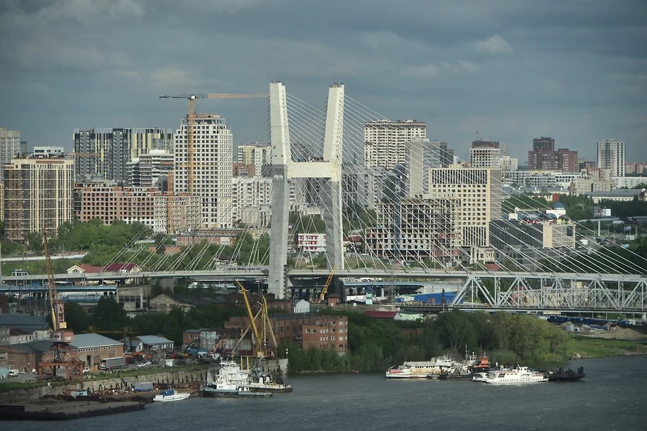 2,8 млрд руб. получит Новосибирская область на завершение строительства четвертого моста через Обь. Изначально мост планировалось сдать в конце 2022 года. Концессионером по строительству объекта в 2017 году была выбрана «Сибирская концессионная компания» входит в группу «ВИС» . В мае прошлого года глава региона Андрей Травников подписал постановление, согласно которому срок ввода моста был перенесен на декабрь 2025 года. Фото: Влад Некрасов, Коммерсантъ Подписывайтесь на «Ъ-Сибирь»