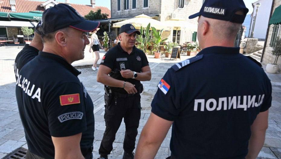 В Сербии предотвратили попытку госпереворота. Об этом сообщило МВД страны — по их данным, задержаны шесть человек. По информации следствия, 21 июня подозреваемые собрались в отеле города Кралево, чтобы обсудить план по свержению власти. В их намерения входили нападения на полицию и госучреждения, а также захват здания правительства. У одного из них нашли пистолет без серийного номера и разрешения, у другого — арбалет. Сейчас все задержанные находятся под следствием.
