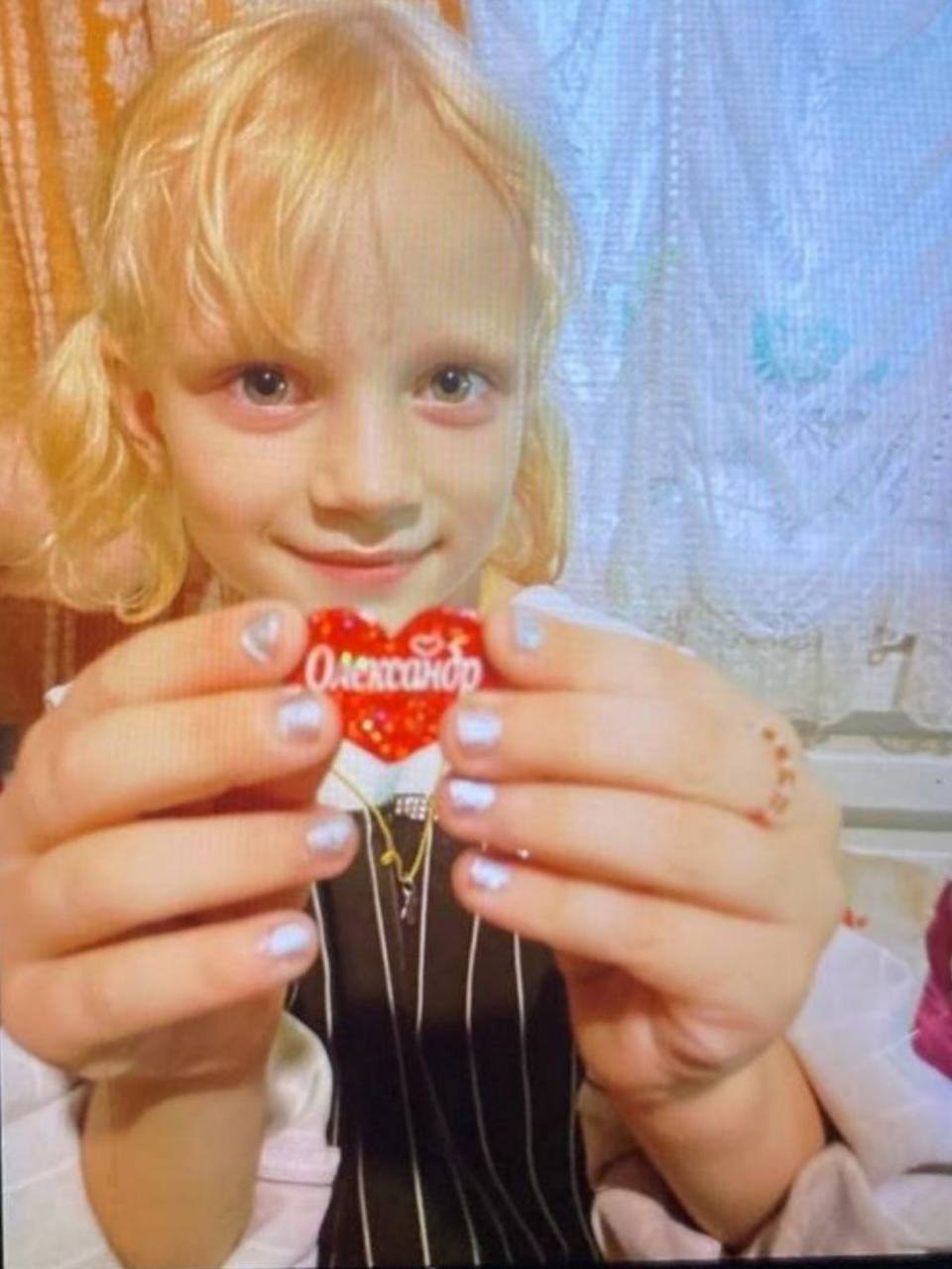 В Бердянске разыскивают безвестно пропавшую 7-летнюю девочку Следователи и криминалисты СУ СК РФ по Запорожской области организовали проверку по факту исчезновения малолетней Беспалько Ангелины Александровны. Вчера девочка вышла гулять во двор дома № 154 по улице Кабельщиков в Бердянске вместе с другими детьми. До настоящего момента ее местонахождение неизвестно. Приметы: на вид около 7 лет, рост 130 см, светлые глаза, волосы светлые длиной до плеч. Была одета в белую футболку, черные шорты, резиновые тапки розового цвета. Если вы знаете о местонахождении ребенка, просим сообщить по телефонам: +7 990 129-80-80 или +7 990 007-87-29. Анонимность гарантируется.