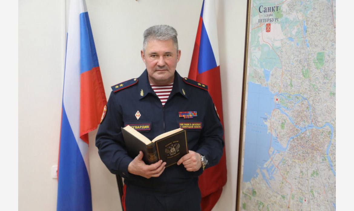 Внезапно сменилось руководство ГУ Росгвардии по Петербургу и Ленинградской области. Как стало известно Лисе, генерал-лейтенант полиции Андрей Тарасов, возглавлявший Управление с октября 2022 года, снят с должности. По данным Лисы, увольнение Тарасова, служившего в Росгвардии с 2016 года, а в органах внутренних дел с 1987, не было бесконфликтным и произошло входе видеоконференции в конце прошлой недели с руководством Федеральной службы ВНГ РФ. По итогам этого мероприятия своих должностей лишились еще несколько начальников территориальных управлений и ряда подразделений Росгвардии, в частности подчиненый Тарасова - начальник Управления вневедомственной охраны по СПб и ЛО Дмитрий Коротуненко.  Судя по документу, оказавшемуся в распоряжении редакции, функции временного руководителя ГУ Росгвардии по Петербургу и Ленобласти сейчас исполняет генерал-майор Дмитрий Очеретяный, бывший первым замом Тарасова, а вневедомственую охрану с 6 августа по 31 августа временно возглавил подполковник Алексей Сумский    Источник: ПАПКА ПЕРВОГО