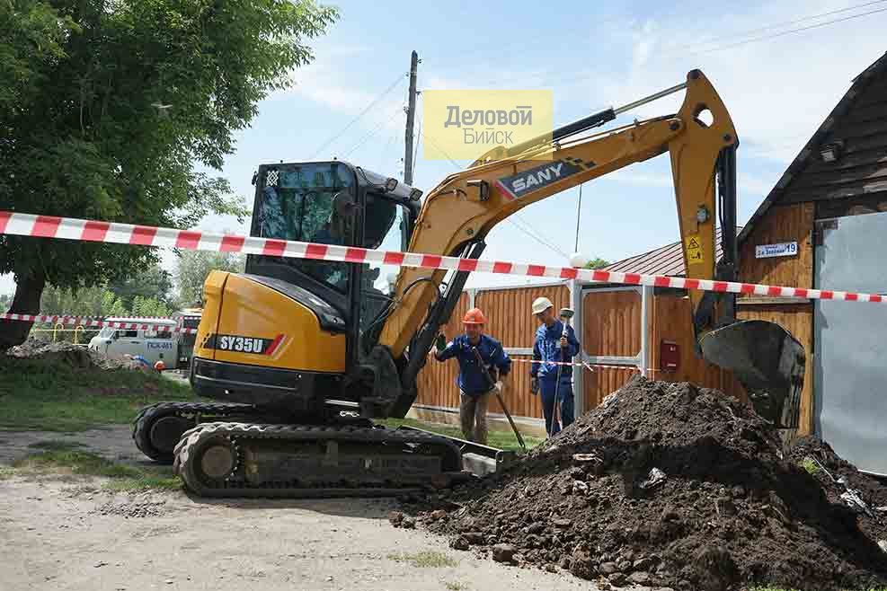 Будущее с природным газом  В Бийске продолжается программа по догазификации частных домовладений.  В настоящее время работы по подключению к природному газу ведутся сразу на нескольких участках города. Это улицы Угольная, 2‑я Зеленая, микрорайоны Спиртзавода и Лесозавода. В районах, где уже подведены газовые сети, ведется активная работа по прокладке труб к домам потребителей.  Вместе с представителями администрации Бийска и компании „Газпром“ наши журналисты побывали на некоторых участках, где ведется строительство газовых коммуникаций и проведение их до частных домовладений, а в заречной части города, на улице Кольцова, 51, стали свидетелями запуска распределительного газопровода.  — На сегодняшний день подключено более 350 потребителей к газовым сетям, — рассказывает заместитель главы города Александр Заровняев. — Компания „Газпром“ планирует до конца текущего года обеспечить подключение около 500 новых абонентов. Ведутся работы по закольцовке ГРС-2 и ГРС-3 для того, чтобы увеличить количество подключаемых абонентов.   Появится возможность подключить дополнительно 1200 абонентов. Активно ведутся работы по строительству подводящих сетей до жилых домов на основе ранее поданных заявок за 2023–2024 годы. В 2024 году было подключено около 1100 абонентов.  Полную версию материала читайте на нашем сайте здесь