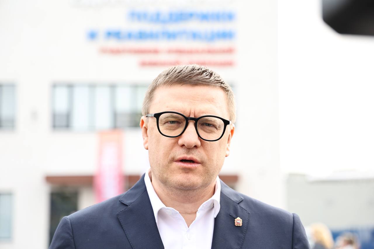 Текслер в числе лидеров среди губернаторов УрФО по упоминаемости в соцсетях Эксперты информационного телеграм агентства Телестрим и политического агентства Г У Р У опубликовали свежий рейтинг упоминаемости глав субъектов федерации в Телеграм Лидером списка стал ростовский губернатор Юрий Слюсарь отыгравший за прошлый месяц одну позицию Далее следует мэр Москвы Сергей Собянин потерявший в августе одно место Тройку лидеров замкнул глава Краснодарского края Вениамин Кондратьев 5 мест Если говорить о главах уральских регионов то самым упоминаемым среди них стал врио губернатора Свердловской области Денис Паслер поднявшийся за август сразу на 6 ступеней и занявший 5 позицию Вторым по УрФО стал губернатор Челябинской области Алексей Текслер 12 место в общероссийском рейтинге В августе телеграм каналы упомянули его 17681 раз Наиболее освещаемыми темами прошлого месяца стали визит южноуральской делегации в Беларусь участие президента России в открытии нового детсада в посёлке Октябрьский и открытие губернатором Дня муниципалитета Из других губернаторов УрФО 26 место занял глава ХМАО Руслан Кухарук на 27 позиции разместился губернатор Ямала Дмитрий Артюхов Глава Тюменской области Александр Моор по итогам августа оказался на 46 позиции а губернатор Курганской области Вадим Шумков замкнул весь рейтинг он занял 89 место eugenejut