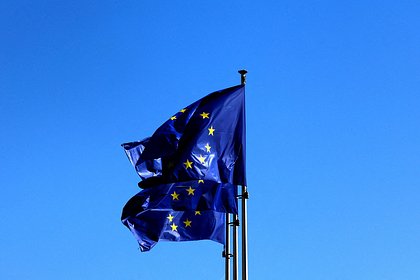 В Турции призвали выгнать одну из делегаций с переговоров в Стамбуле Основная роль Турции на новых переговорах в Стамбуле между Россией и Украиной должна заключаться в недопуске делегации Евросоюза на встречу. Об этом написала турецкая газета Aydinlik Gazetesi. Журналисты призвали Турцию не допускать делегацию ЕС на переговоры в Стамбуле, поскольку европейские страны выступают за продолжение конфликта с Россией. «Турция должна настаивать на мире и не допускать европейцев, желающих, чтобы Украина продолжала воевать. Это важно как для стабильности региона, так и для позитивного влияния на отношения Турции с обеими странами», — отмечается в статье. Авторы материала добавили, что увеличение трат на оборону Евросоюза и угрозы против России не способствуют урегулированию мира, а также вызывают негативную реакцию у граждан европейских стран. Ранее глава МИД России Сергей Лавров подтвердил, что второй раунд переговоров между Россией и Украиной пройдет в Стамбуле 2 июня.