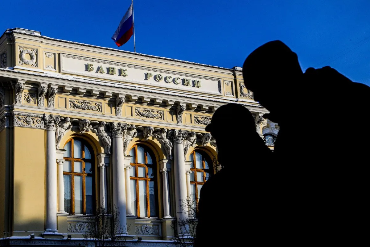 ЦБ ожидаемо снизил ключевую ставку до 14 5 Это 8 е снижение подряд при этом на 50 базисных пунктов регулятор опускает ставку в пятый раз В ЦБ указали что динамика внутреннего спроса приблизилась к возможностям расширения предложения товаров и услуг При этом показатели устойчивого роста цен пока не снижаются и по оценке Банка России остаются в диапазоне 4 5 в пересчете на год Согласно базовому сценарию средняя ключевая ставка с 14 14 5 в 2026 году должна опуститься до 8 10 в 2027 м По прогнозу Банка России с учетом проводимой денежно кредитной политики годовая инфляция снизится до 4 5 5 5 в 2026 году Устойчивая инфляция сложится вблизи 4 во втором полугодии 2026 года В 2027 году и далее годовая инфляция будет находиться на цели ℹ  Подпишитесь на БИЗНЕС Online в Telegram и в Max