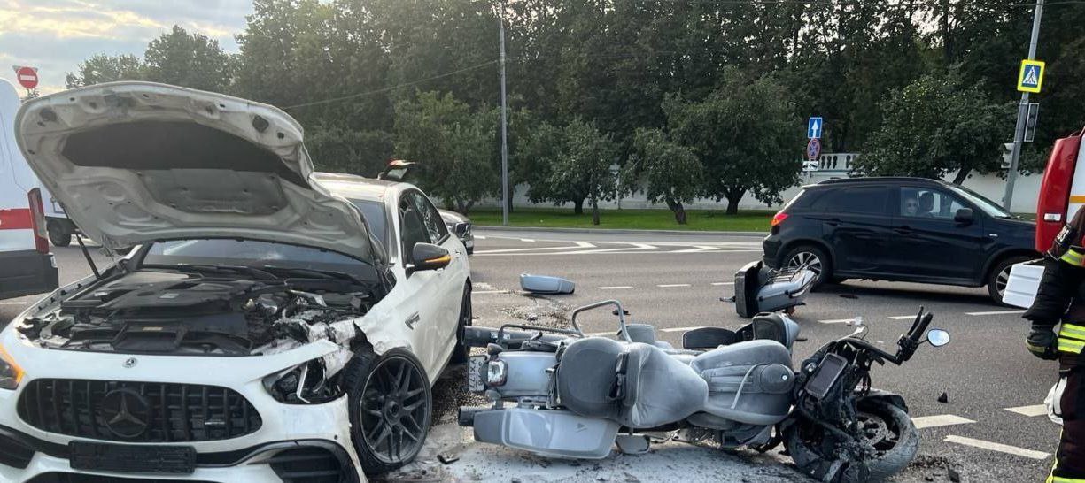 Белый Mercedes на номерах «666» столкнулся с мотоциклом на пересечении Мичуринского проспекта и улицы Косыгина. Байкер в тяжелом состоянии, медики борются за его жизнь. Узнаем подробности. Upd. Мотоциклиста увезли в больницу в тяжелом состоянии, водителя авто осматривают медики. «Москва»