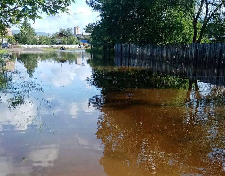 В селе Кыра ввели режим ЧС Местные жители сообщили, что в Кыре ввели режим ЧС муниципального характера. Ранее жители села обратились в редакцию ZAB.RU и рассказали, что вода из реки Шивычи затапливает дома и огороды. ZAB.RU