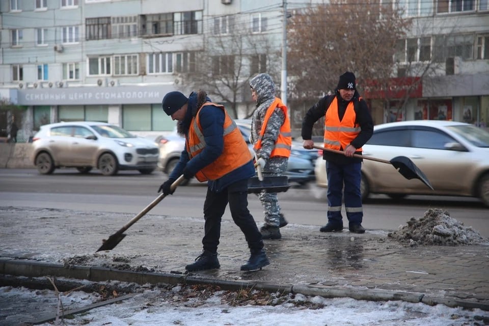 Красноярские улицы продолжают очищать от снега   После снегопада в Красноярске все выходные работала дорожная техника. С тротуаров убирали осадки и вручную.   Работы не прекращались ночью 25 ноября. На улицы вышли водители 89 машин и 22 рабочих.