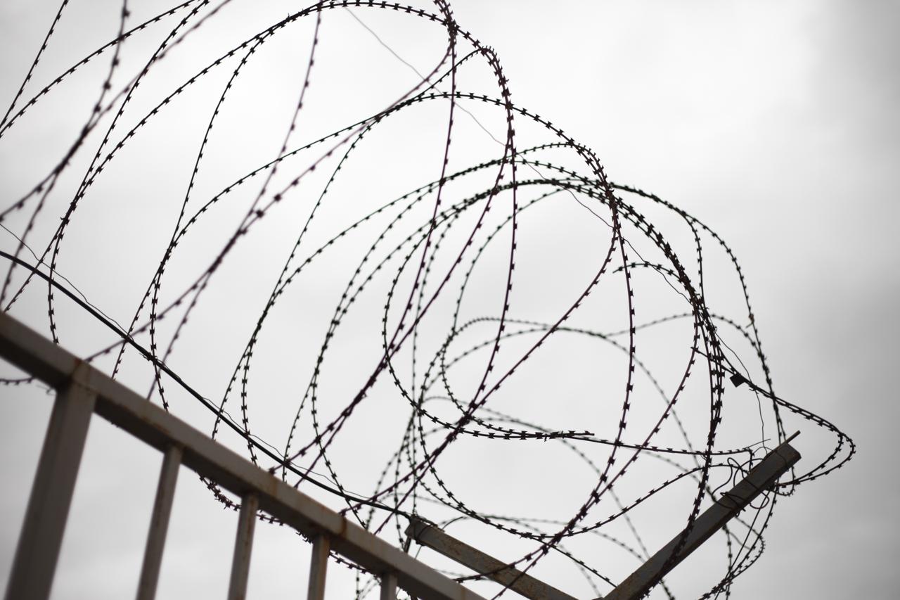 Заключенный вымогал деньги у другого сидела и попал под уголовное дело По версии следствия 34 летний якутянин по указке преступного босса вымогал деньги в колонии в 2021 году Цель сделать так чтобы потерпевший отдал 30 тысяч рублей Следователи считают что заключенный вместе с двумя другими сидельцами атаковали мужчину с 24 октября по 10 ноября Слова подкрепляли ударами по голове Потерпевший опасаясь за свою жизнь и здоровье а также ввиду дальнейших требований с угрозами передал через свою супругу требуемую сумму сообщили в прокуратуре РС Я Эпизод стал известен во время оперативных мероприятий МВД УФСИН и ФСБ Его назвали частью преступной деятельности по организации незаконных азартных игр Уголовное дело завели по статье Вымогательство Следствием собрана достаточная доказательственная база в связи с чем уголовное дело в отношении обвиняемого направлено в суд для рассмотрения по существу рассказали в СУ СКР по РС Я Фото Дмитрий Ахмадуллин