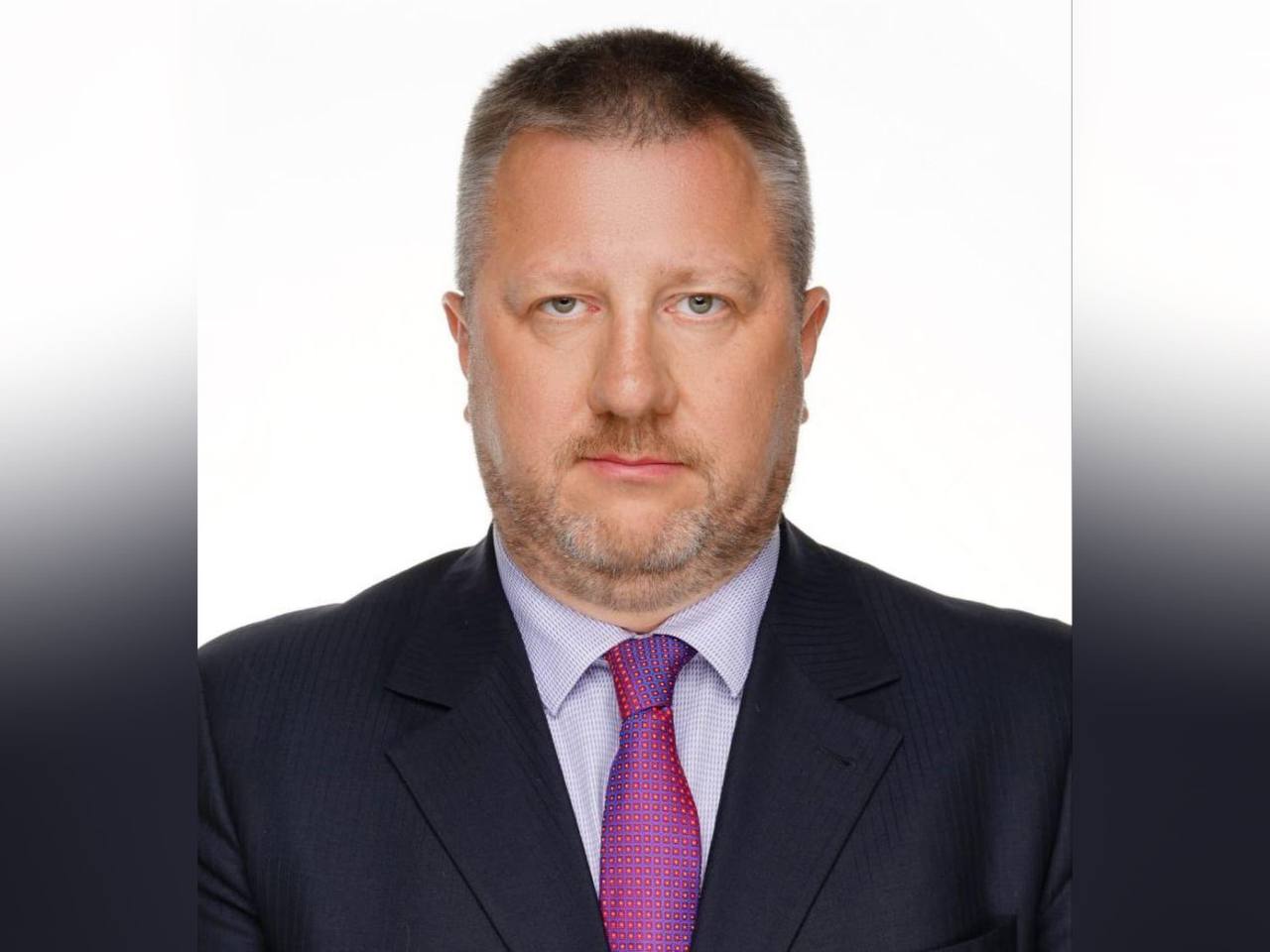 Руководитель Свердловской области Денис Паслер подписал распоряжение о назначении Евгения Чепчугова временно исполняющим полномочия главы Режевского муниципального округа в соответствии с нормами Федерального закона «Об общих принципах организации местного самоуправления и единой системе публичной власти» Евгений Чепчугов родился в 1979 году в Реже. Окончил Уральскую государственную горно-геологическую академию по специальности «Горное дело». Работал инженером на ОАО «Уралмаш», прошел путь от главного специалиста до начальника отдела обогащения в ОАО «Святогор». Трудился заместителем директора управления городским хозяйством в Реже. Занимал руководящие посты в АО «Малышевское рудоуправление» и АО «НПФ „Башкирская золотодобывающая компания“». До настоящего времени занимал пост заместителя начальника отдела аудита и технологического сопровождения АО «Уралмеханобр». департамент информационной политики Свердловской области Подписаться на «ОГ» Прислать новость Поддержать канал