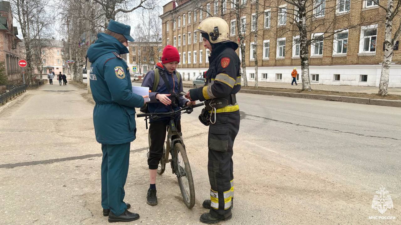 О безопасности из первых уст Сотрудники МЧС России напомнили жителям Ухты правила пожарной безопасности и рассказали, что своевременное обнаружение возгорания на ранней стадии является одним из эффективных способов борьбы с пожарами. «Важно, чтобы в каждой квартире и на даче был маленький помощник - автономный пожарный извещатель. Установив датчик в своем жилье, вы можете быть уверены, что сохраните не только имущество, но и свою жизнь!»,- отмечают специалисты чрезвычайного ведомства. Пожарный извещатель: среагирует на дым; издаст громкий звук; ⏰разбудит тебя; предупредит других; работает от батарейки. Ваша безопасность – ваша ответственность! МЧС Республики Коми