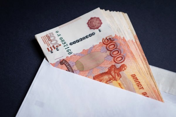 Задолженность по зарплате в России в мае превысила 1,66 млрд рублей По сравнению с предыдущим месяцем она увеличилась на 180,4 млн рублей или на 12,2%, следует из данных Росстата. При этом в ведомстве отмечают, что с задержкой выплат по состоянию на конец мая столкнулись менее 1% работников обследуемых организаций. По видам экономической деятельности численность работников, перед которыми была задолженность, распределилась следующим образом: строительство — 46,8%, обрабатывающие производства — 11,5%, водоснабжение, организация сбора и утилизации отходов — 9,3%, добыча полезных ископаемых — 4,9%, сельское, лесное хозяйство, рыболовство — 3,8%. Подпишись на «Говорит Москва»