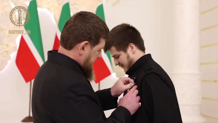 Сыну главы Чечни Адаму Кадырову вручили медаль памяти первого президента Чечни Ахмата Хаджи Кадырова 18 летний Адам Кадыров награжден за значительный вклад в обеспечение безопасности стабильности и процветания родины сообщил министр по национальной политике и внешним связям Чечни Ахмед Дудаев кадр видео из Telegram канала Ахмеда Дудаева Подписывайтесь на Ъ Оставляйте бусты