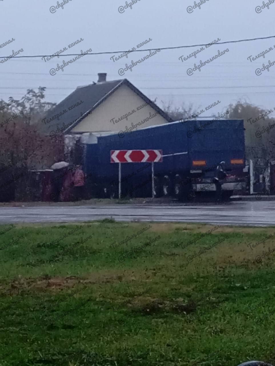 В Тбилисском районе, в хуторе Шевченко, грузовой автомобиль марки КАМАЗ совершил наезд на жилой дом. Пострадавших нет.   ЧП Краснодар-подписаться   Прислать новость