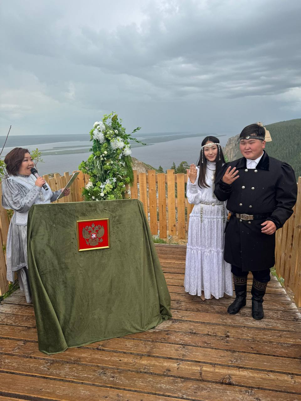 На Ленских столбах в Якутии состоялась первая регистрация брака В Якутии на одной из главных достопримечательностей — Ленских столбах — зарегистрировали первый брак. 20 июня супругами на высоте 220 метров стали Уйусхаан и Айталена Семеновы. Примечательно, что молодые люди познакомились, работая в ресторане «Ленские столбы» в местности Батамай. Поэтому и решили официально зарегистрировать брак именно на Ленских столбах, священном и памятном для пары месте. Все новости #Яестьновость Обсудить