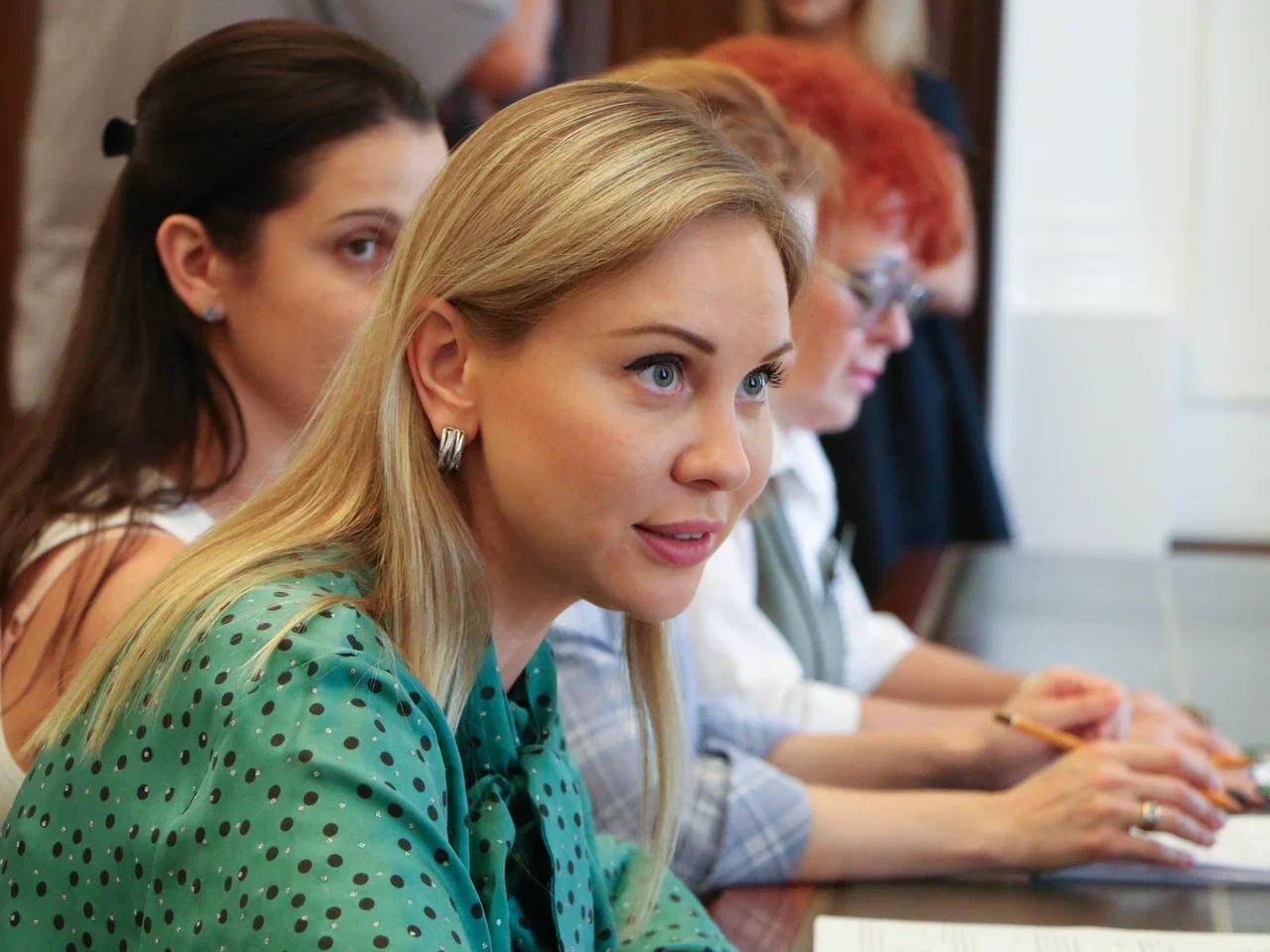 Виталий Хоценко и директор Дома народов России Анна Полежаева обсудили реализацию совместных проектов в сфере межнациональных отношений Руководство Дома народов России представило ряд инициатив, которые предложило реализовать совместно. В ходе переговоров обсудили планы по проведению в Омской области патриотической выставки «СВОИ» на общественно значимых и рекреационных площадках, а также размещению информационных материалов о проекте в образовательных организациях региона. Кроме того, достигнута договоренность о совместной реализации инициативы «17 традиционных ценностей России» в школах, в соответствии с методическими рекомендациями, подготовленными «Домом народов России» и одобренными Институтом изучения детства, семьи и воспитания. Стороны также наметили шаги по проведению в 2025 году всероссийской акции для школьников «Я – россиянин», приуроченной ко Дню народного единства. Глава региона Виталий Хоценко выразил благодарность Федеральному агентству по делам национальностей и его руководителю Игорю Баринову за выбор Омской области в качестве площадки для культурно-образовательного проекта «Мы – Россия!», стартовавшего сегодня в регионе. Губернатор пригласил руководство Дома народов России принять участие в двух ключевых событиях, которые пройдут в регионе в 2026 году: Международном Форуме приграничных территорий России и стран СНГ «Да будет дружба искренней и честной!» и XXVI федеральном Сабантуе, подчеркнув их значение для укрепления диалога культур и народной дипломатии. В Омской области активно реализуется межнациональная и духовно-просветительская повестка. В 2023 году здесь открыт Межнациональный и межконфессиональный центр гуманитарной помощи, объём переданной помощи уже превысил 80 тонн. На его площадке проводятся встречи молодёжи с ветеранами и участниками СВО, организуются патриотические мероприятия.