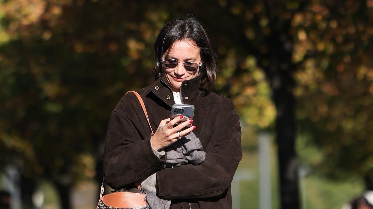 Абонентская база виртуальных мобильных операторов Mobile Network Operator MVNO в России на конец первого полугодия достигла 21 млн что на 58 больше чем годом ранее Самым крупным остается Yota с долей в 45 но больше всего за отчетный период выросла база СберМобайл на 149 Виртуальные операторы растут за счет выгодных тарифов в том числе на фоне дорожающих услуг классических операторов говорят аналитики Но это все еще нишевая услуга MVNO принадлежат лишь около 7 от всех активных сим карт в России Telegram Дзен MAX
