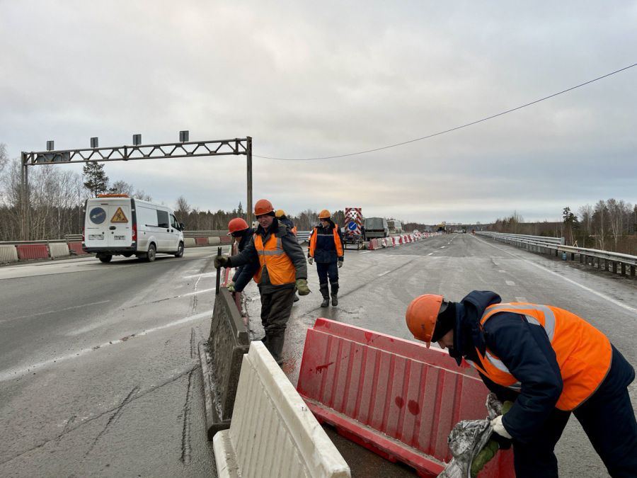 Дорожники открыли полноценное движение транспорта по путепроводу на 16-м километре автодороги Екатеринбург — Нижний Тагил — Серов. Трафик на этом участке был ограничен из-за ремонта искусственного сооружения в рамках национального проекта «Безопасные качественные дороги»  Подрядная организация, компания «Бридж», провела ремонт путепровода над железной дорогой с опережением графика. По плану на работы отводилось два года, но мостостроители смогли уложиться за год. Работы на объекте велись практически круглосуточно.  Специалисты отремонтировали бетонные поверхности пролетных строений и опор, укрепили опоры и заменили мостовое полотно путепровода. Подрядчик также установил новые деформационные швы с повышенной прочностью. На объекте также сделали новое барьерное и перильное ограждение. Завершающим этапом стали новое асфальтобетонное покрытие и дорожная разметка. Теперь дорожное движение открыто по всем шести полосам.    департамент информационной политики Свердловской области   Подписаться на «ОГ» Прислать новость Поддержать канал