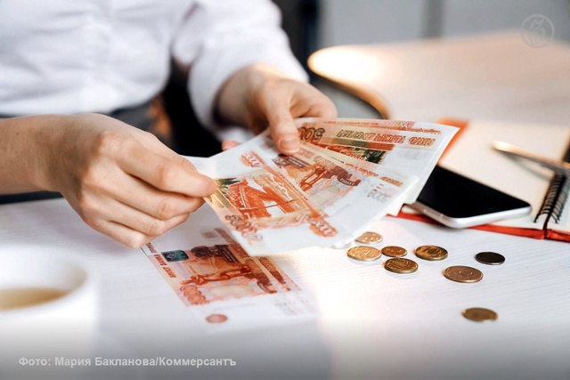 В июле 2025 года средняя полная стоимость кредита ПСК наличными составила 32,8% годовых, снизившись на 2,5 п.п. с начала года, но оставаясь на 6–7 п.п. выше, чем год назад. При этом банки увеличили средний срок кредитования до 30 месяцев, приблизившись к показателям середины 2024 года, сообщают БКИ и аналитики. Удлинение сроков позволяет снизить ежемесячную нагрузку на заемщиков и компенсировать жесткие требования ЦБ. По данным «Банки.ру», номинальная ставка по потребительским кредитам достигла 28,7% годовых, а ПСК в топ-20 банках варьируется от 24,8% до 38,7%. Эксперты связывают тренд с ожиданием дальнейшего снижения ключевой ставки, которое может продолжиться уже 25 июля. Однако динамика кредитного рынка останется волатильной, пока регулятор не стабилизирует монетарную политику.