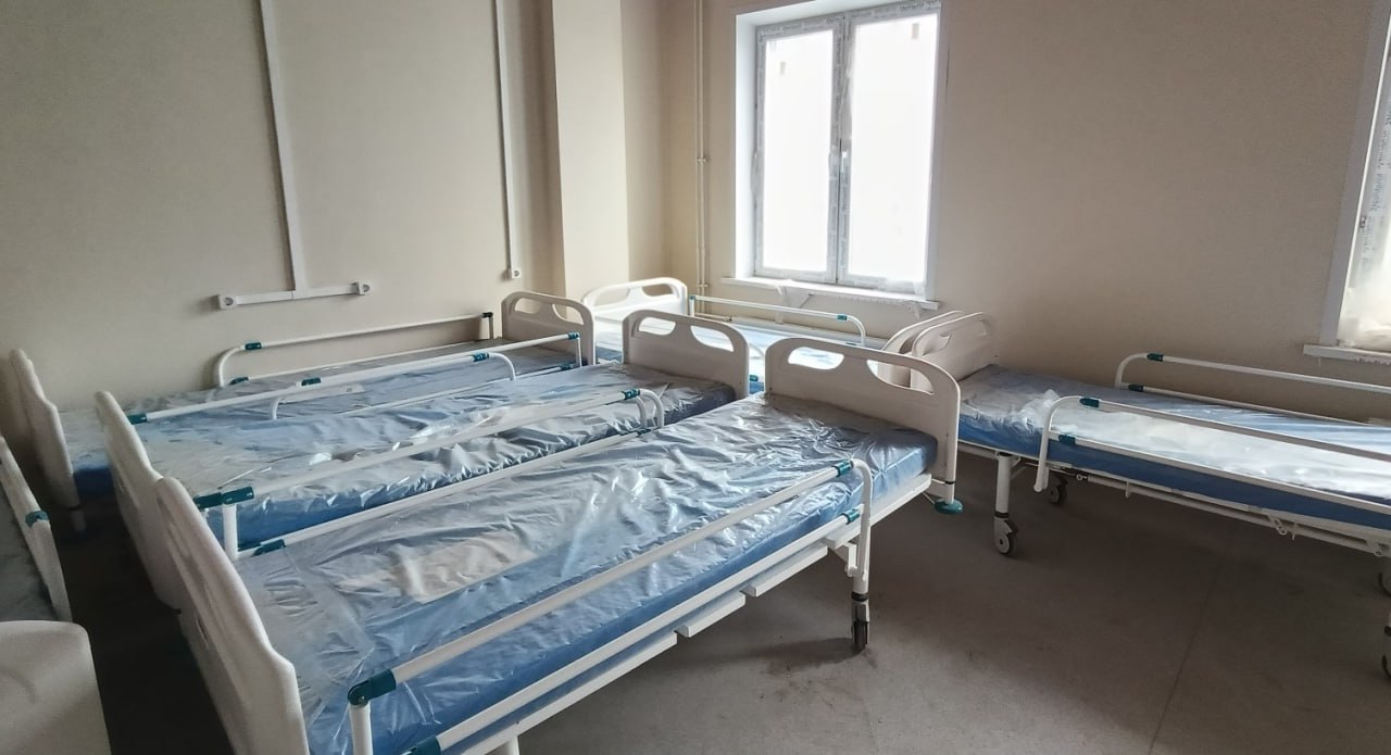 В Свердловском районе Красноярска достраиваем 7-этажную поликлинику.  Современное медицинское учреждение сможет принимать до 600 пациентов за одну смену.  Предполагается, что работать здесь будут 379 человек медперсонала и 130 человек в административном блоке.  Поликлиника состоит из инфекционного, рентгенологического, профилактического отделений, а также блоков неотложной медпомощи, акушерско-диагностического отделения, стационара дневного пребывания. Есть центр амбулаторной хирургии и хирургический блок, стоматологическое и физиотерапевтическое отделение.  Строительные работы завершаются, завезено всё оборудование, в том числе медицинское. Рентгеновский диагностический комплекс распакован, установлен, медперсонал прошёл обучение для работы с ним. Вскоре начнётся установка цифрового маммографа.  После завершения финишной отделки и благоустройства вокруг здания будет выполнена итоговая проверка строительной готовности.