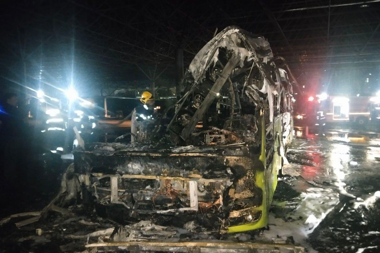 В Ташкенте полностью сгорел пассажирский автобус видео   repost uz nochyu v avtoparke Подписывайтесь на Repost