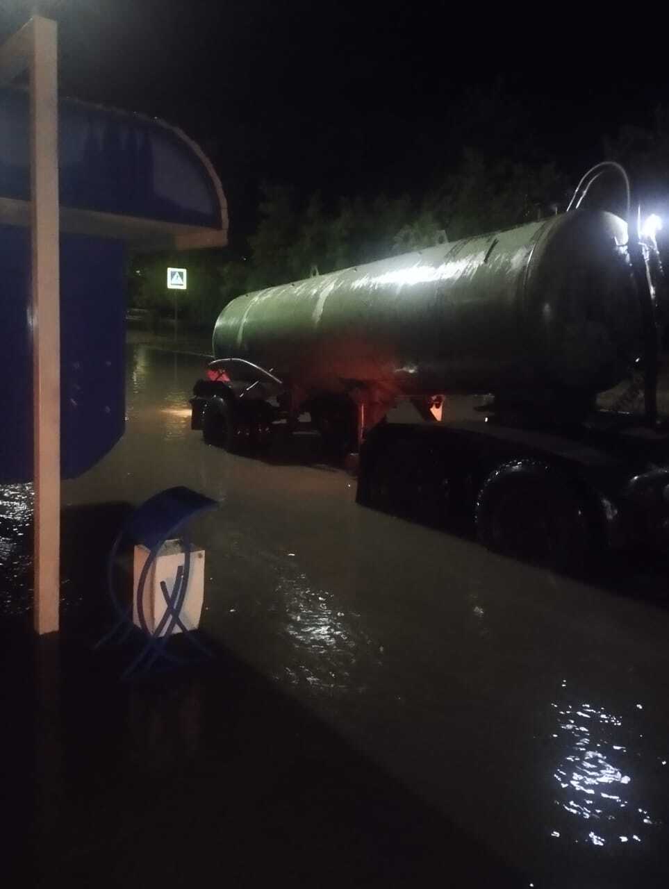 Коммунальные службы города продолжают устранять последствия непогоды Ливень и гроза обрушились накануне на Минусинск. Еще с вечера на откачку луж вышла спецтехника муниципального учреждения «Коммунальщик». Вечером и ночью работы велись на проблемных участках – улицах Мичурина, Щорса, Гоголя, Тимирязева, Ботаническая в районе больницы . Сегодня с утра на откачке воды задействовано 7 машин, дополнительно привлечены силы подрядной организации. Сейчас техника направлена на улицы Гоголя, Декабристов, Борцов Революции, Трегубенко, Гагарина, Гоголя, Геологов, в район музыкальной школы. На Мичурина осадки убирают с помощью мотопомпы. Частично аварийные отключения электроэнергии сохраняются в районе Пристани, ТУСМ, микрорайонах Центральный, Дружба. Здесь энергетики уже ведут восстановительные работы. Из-за аварий на сетях вышли из строя отдельные светофорные объекты. К их настройке специалисты приступят после возобновления электроснабжения. #Минусинск #Красноярскийкрай #АдминистрацияМинусинска