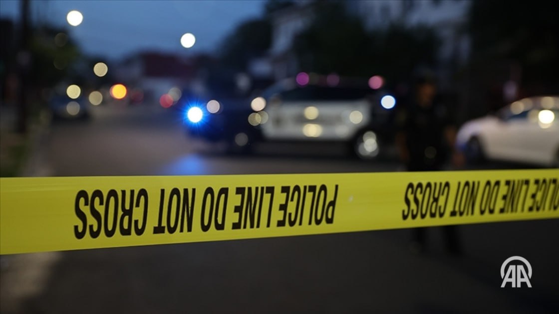 В городе Тампа в американском штате Флорида 22 летний водитель пытаясь скрыться от погони полиции на полной скорости врезался в здание ночного клуба В результате трагедии погибли 4 человека еще 13 получили ранения двое из них находятся в тяжелом состоянии По данным полицейского департамента Тампы инцидент начался на шоссе где молодой человек вел автомобиль с явным нарушением правил создавая угрозу безопасности На требование сотрудников правоохранительных органов остановиться он не отреагировал и развив высокую скорость направился в центр города В полиции уточнили что три человека после наезда на ночной клуб скончались на месте еще один в больнице 24 7 в сутки с Агентством Анадолу