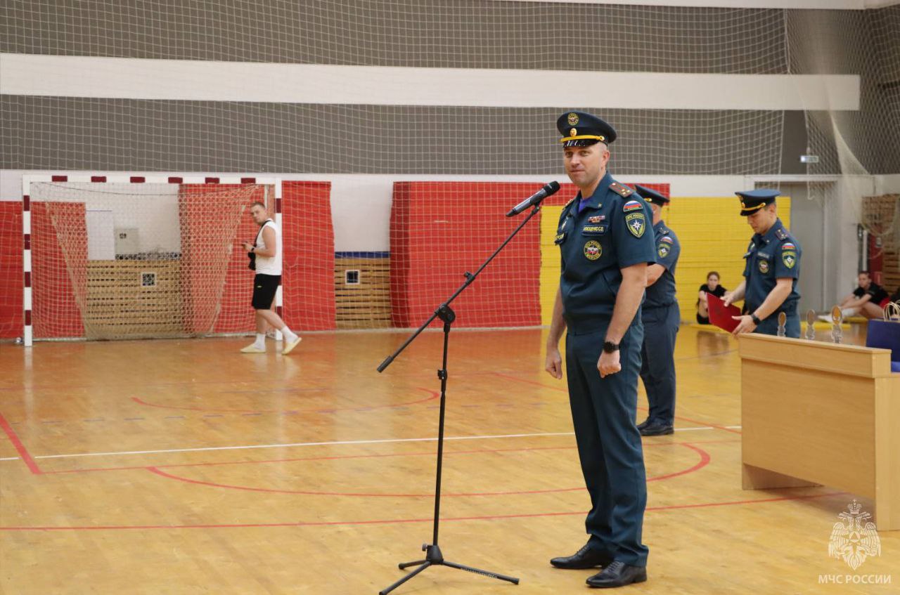  В Адыгее определили лучших волейболистов среди сотрудников МЧС России ЮФО В Майкопе состоялся финальный этап соревнований по волейболу в рамках Спартакиады МЧС России среди Главных управлений ЮФО. В течение двух дней команды 9 субъектов округа соревновались в выносливости, силе и сплоченности. Все участники показали хорошую физическую подготовку и железную волю к победе. Победу в соревнованиях одержала команда из Республики Калмыкия. Серебро у команды из Республики Крым. Бронза досталась спортсменам из Краснодарского края. На торжественной церемонии награждения заслуженные награды участникам вручил начальник Главного управления МЧС России по Республике Адыгея полковник Станислав Илющенко. От всей души поздравляем победителей и призеров с достойной и красивой победой, а всем участникам дальнейших успехов и новых спортивных достижений. Отметим, что по итогам соревнований команда-победитель будет представлять Южный федеральный округ на Чемпионате России.