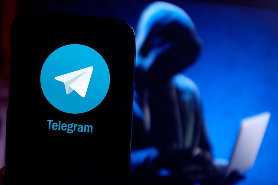 Мошенники придумали новую схему: теперь имитируют взлом Telegram  Вначале владельцу аккаунта в Telegram приходит сообщение о несанкционированном доступе к переписке, а позже на устройство начинают поступать различные коды подтверждения. После этого злоумышленники выходят на связь с жертвой и под видом восстановления безопасности профиля присылают фишинговые ссылки, переход по которым грозит полной потерей аккаунта или списанием денег с банковского счета.  Эксперты по кибербезопасности разработали пошаговую инструкцию на случай подобной атаки. Подробнее – в карточке