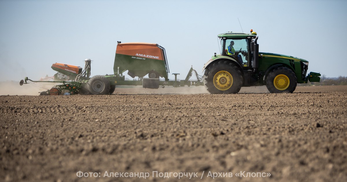 По лесам по полям в минсельхозе Калининградской области посчитали тракторы и комбайны Общий парк сельскохозяйственной техники в Калининградской области насчитывает 401 комбайн и 1836 тракторов Такую статистику приводит региональное профильное министерство во вторник 18 ноября В ведомстве отметили что большая часть машин старше 10 лет следовательно необходимо обновлять парк В 2025 м году правительство региона выделило субсидии сельхозпроизводителям для покупки более 70 новых тракторов и комбайнов В 2026 году на модернизацию и обновление власти выделят 226 5 млн рублей